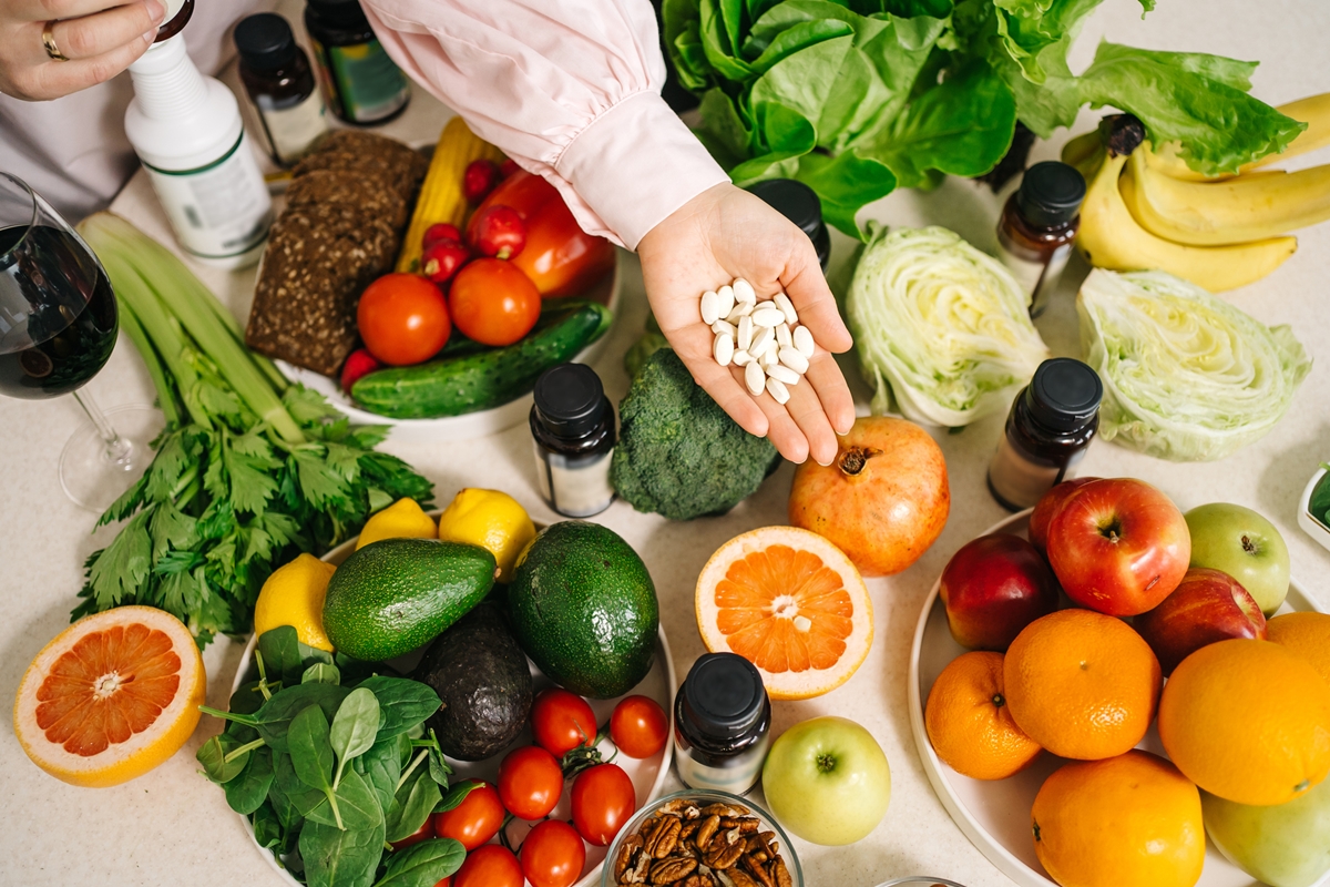 Várias frutas e vegetais espalhados em uma mesa - Metrópoles