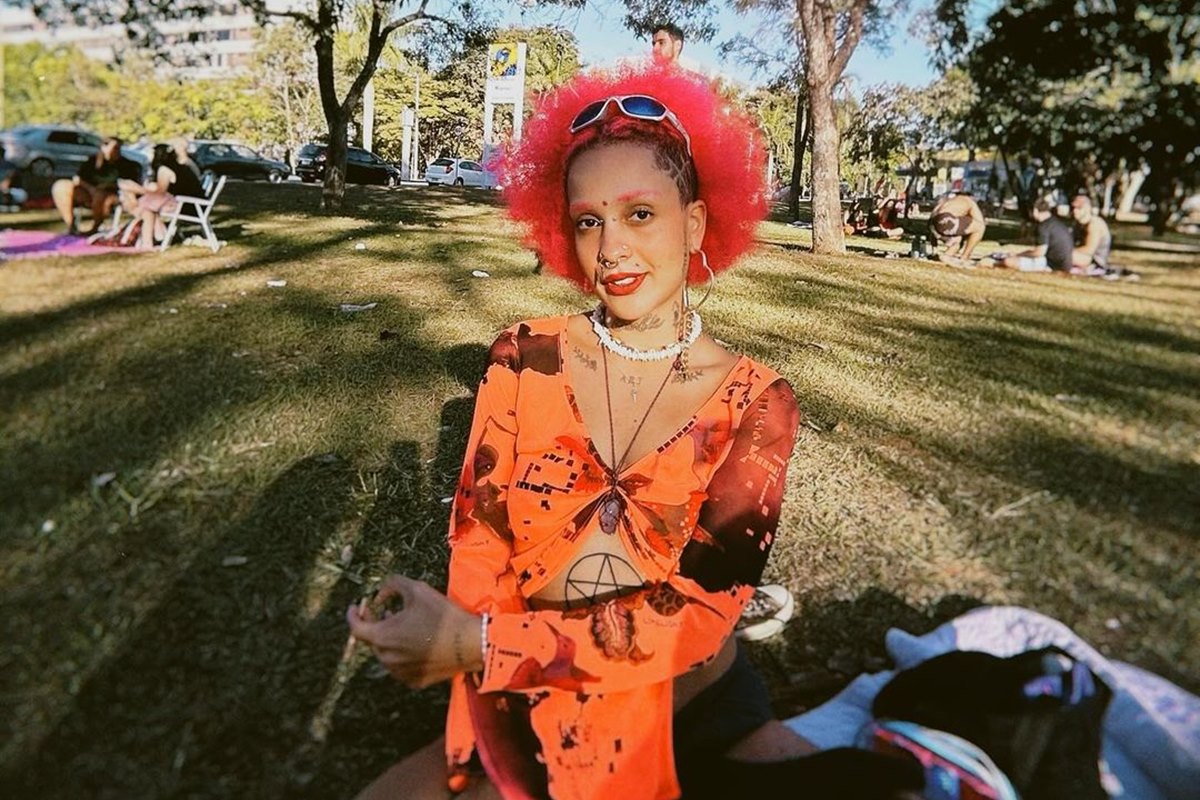 Na imagem com cor,a jovem brasiliense Barbie Underground - Metrópoles