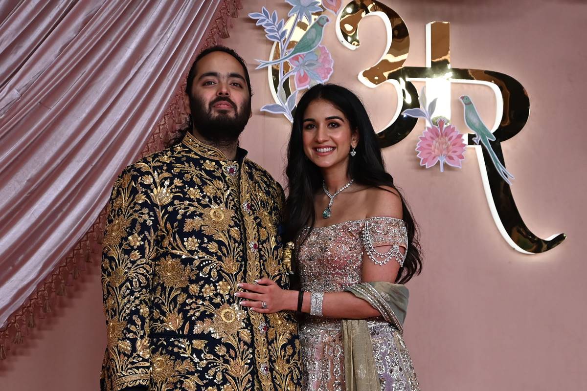 Foto colorida de homem e mulher com traje indiano - Metrópoles