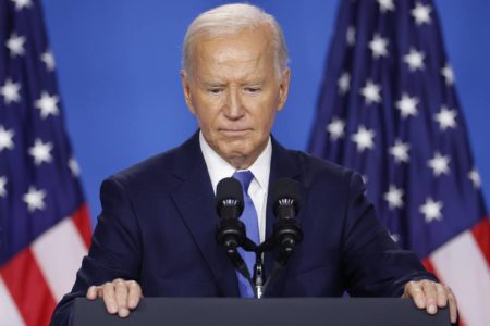 Imagem colorida de Joe Biden durante entrevista coletiva
