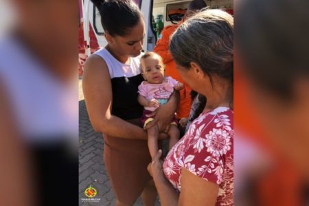 Um vídeo mostra o momento em que policiais militares do 24° Batalhão salvam um bebê de 6 meses engasgado. O fato aconteceu no Posto da Policia Militar do Distrito Federal (PMDF) do Varjão após os pais da criança levarem a filha às pressas pedindo ajuda, na tarde desta sexta-feira (12/7).