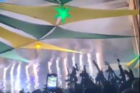 imagem colorida mostra armas em baile funk no morro dos prazeres - Metrópoles