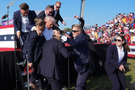 O ex-presidente Donald Trump é ajudado fora do palco durante um comício de campanha do ex-presidente Donald Trump no Butler Farm Show Inc. no sábado, 13 de julho de 2024 em Butler, Pensilvânia. foram ouvidos depois que ele começou a falar - Metrópoles