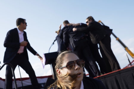 O ex-candidato presidencial republicano, Donald Trump, é levado para fora do palco por agentes do Serviço Secreto dos EUA após ser atingido de raspão por uma bala durante um comício em 13 de julho de 2024 em Butler, Pensilvânia