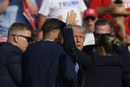 O candidato presidencial republicano, o ex-presidente dos EUA Donald Trump, é levado pelo Serviço Secreto depois que tiros foram disparados em um comício de campanha na Butler Farm Show Inc. em 13 de julho de 2024 em Butler, Pensilvânia
