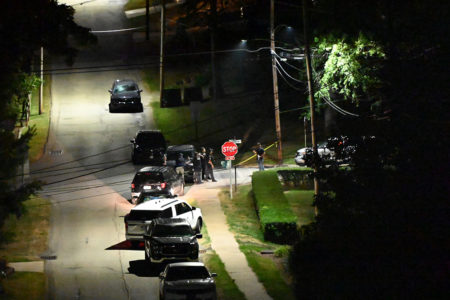Carros de polícia fora da residência do suspeito Thomas Matthew Crooks, Trump Rally Shooter, investigam a área na Pensilvânia, Estados Unidos, em 14 de julho de 2024. Após o incidente, um participante do comício foi morto, dois participantes do comício estão em estado crítico e o ex-presidente dos Estados Unidos, Donald J. Trump, sofreu um ferimento de bala não fatal
