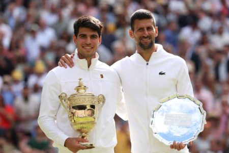 Foto colorida de Alcaraz e Djokovic - Metrópoles