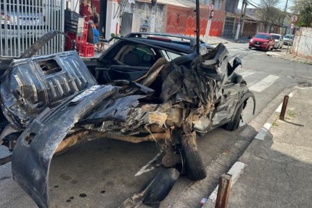 Imagem colorida de um carro destruído
