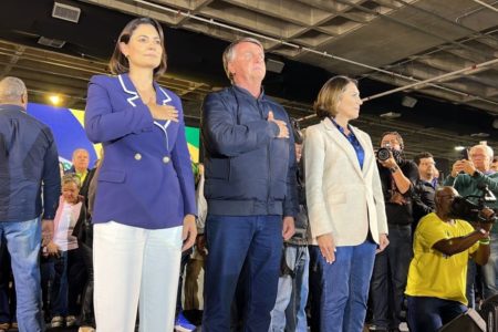 Imagem colorida mostra Jair e Michelle Bolsonaro em evento em Santos - Metrópoles