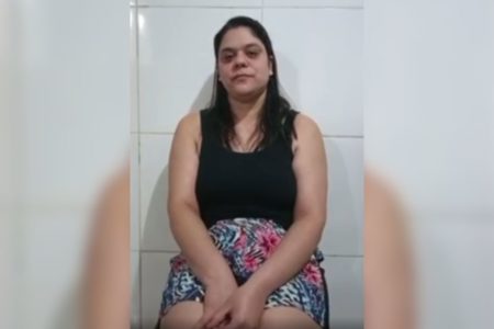 Imagem colorida de uma mulher sentada