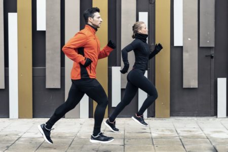 Casal corre em rua no inverno - Metrópoles