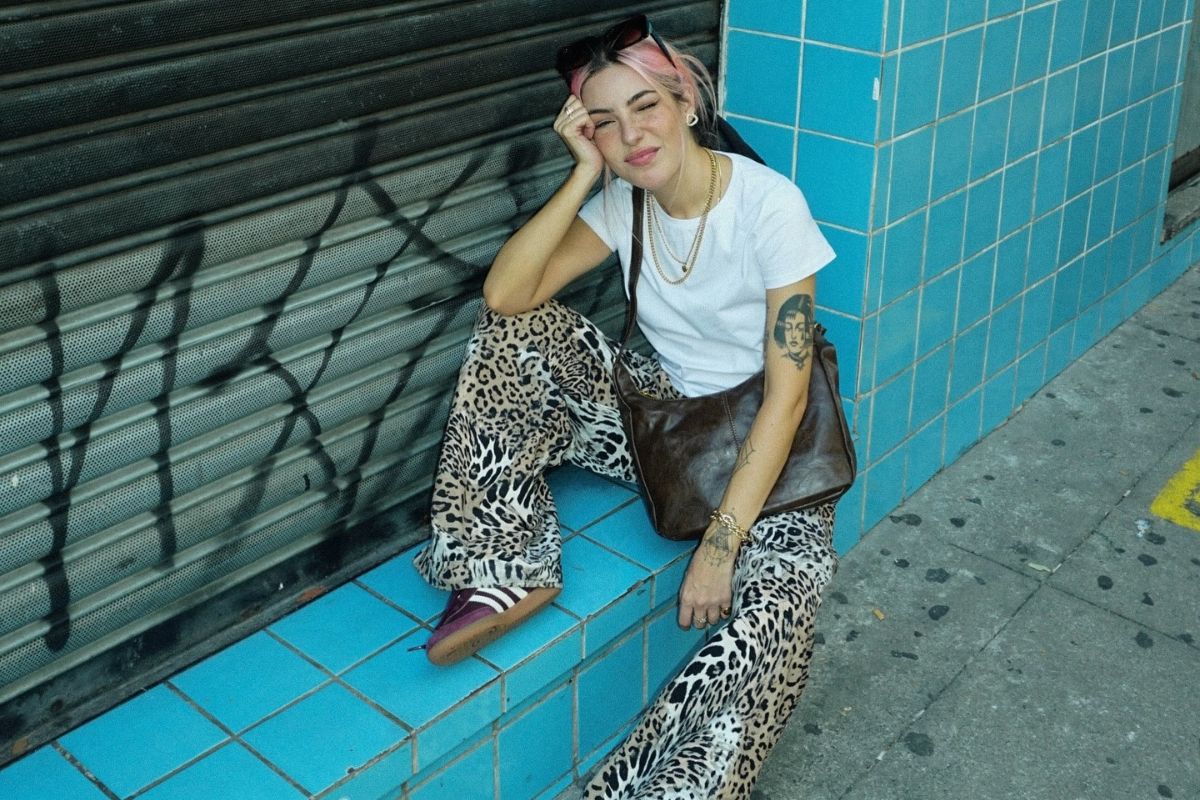 na imagem com cor, foto de uma influencer de moda com uma peça de oncinha - metrópoles