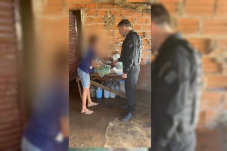 Imagem colorida de prisão de mulher que jogou soda cáustica no pênis do marido