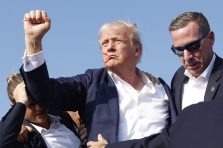 Imagem colorida mostra o ex-presidente DOnald Trump após ser avol de tiros durante comício - Metrópoles