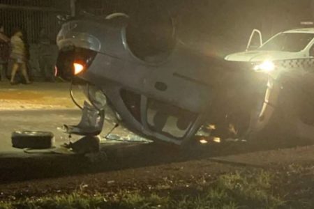 Motorista embriagado capota carro em Ceilândia