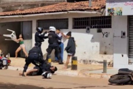 Pms agredidos a cadeiradas