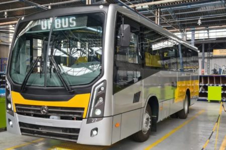 Imagem colorida de ônibus do transporte público de SP; veículo é cinza e amarelo e tem "UpBus" escrito no letreiro - Metrópoles
