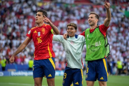 Foto colorida de Rodri, Lamine Yamal e Fabian Ruiz comemorando o título da Espanha - Metrópoles
