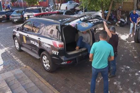 Imagem colorida mostra carro de polícia com foragido por "saidinha" preso nesta terça-feira (16/7) - Metrópoles