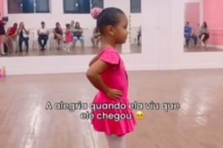 Imagem colorida mostra menina durante apresentação de balé em Piracicaba fica feliz com a chegada do pai na apresentação - Metrópoles