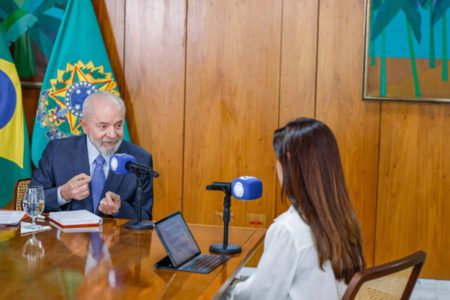 Imagem colorida de Lula dando entrevista a jornalista da TV Record - Metrópoles