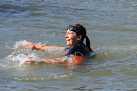 Imagem colorida da prefeita de Paris, Anne Hidalgo, nadando no rio Sena - Metrópoles
