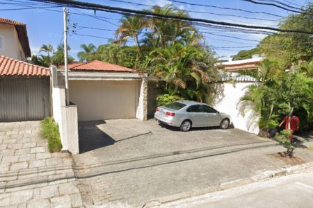 Casa em que homem de 77 anos foi achado morto