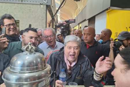 Imagem colorida de pessoas aglomeradas em balcão de bar no Mercado Municipal de SP - Metrópoles