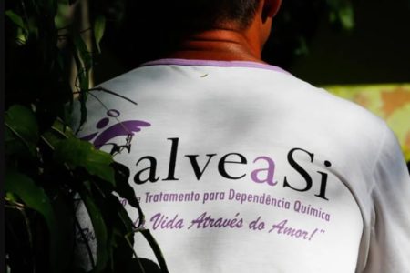 Foto colorida de pessoa com blusa da Salve a Si