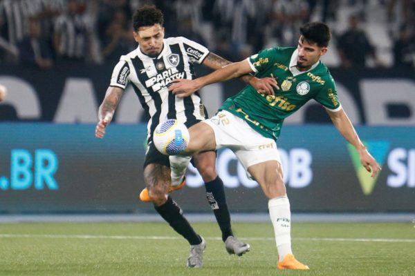 Imagem colorida de duelo entre Palmeiras e Botafogo pelo Brasileirão- Metrópoles