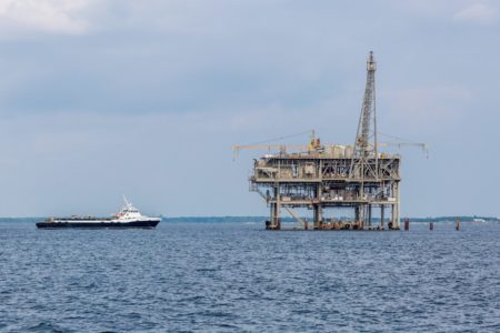 Foto colorida de plataforma de petróleo e gás - Metrópoles