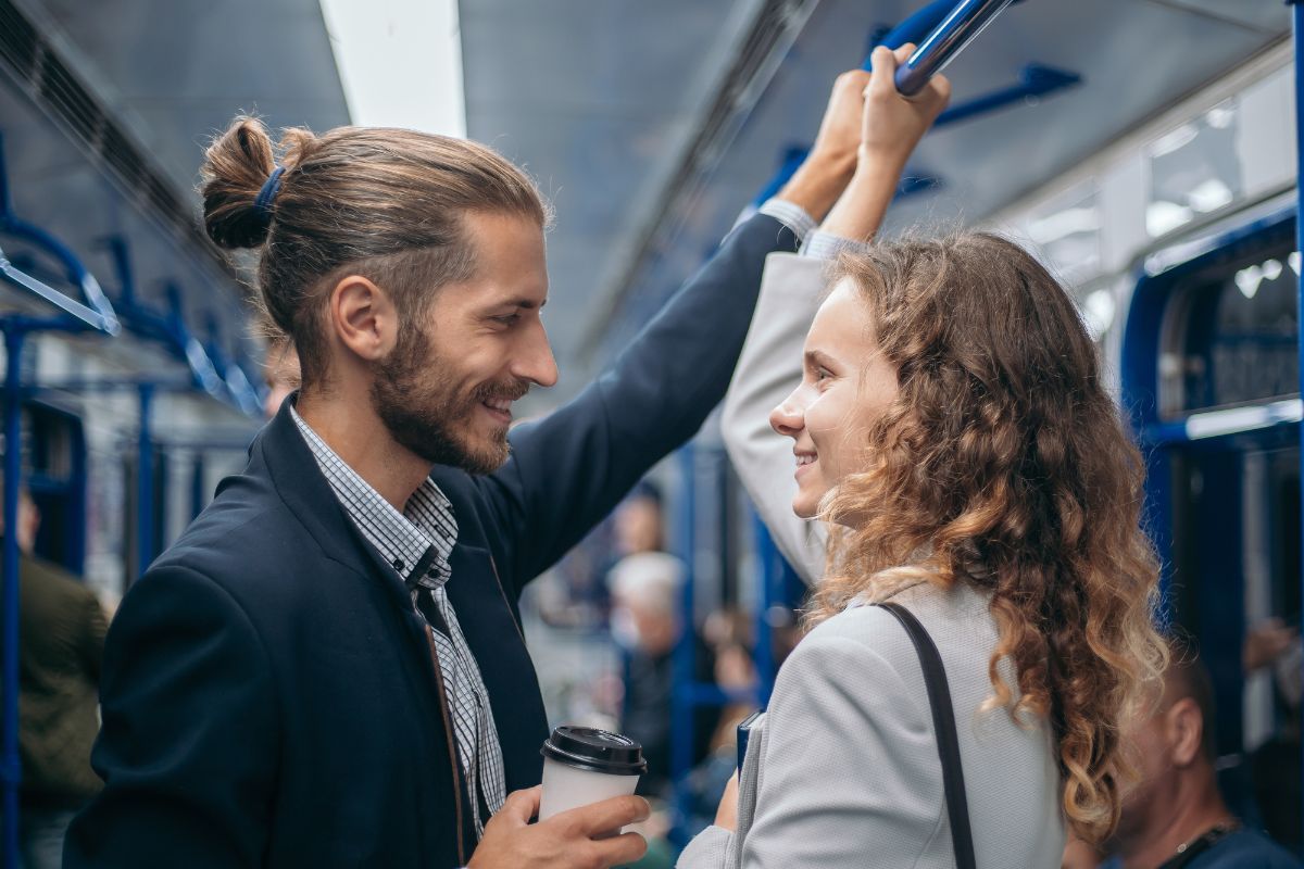 um homem e uma mulher dentro de um ônibus