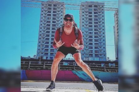Foto mostra o bailarino Paulo Meyer, um homem branco e loiro de porte atlético, que teve um AVC aos 27 anos