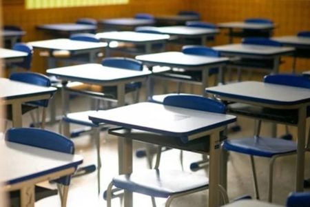 Imagem colorida mostra sala de aula vazia em escola, com carteiras com mesas brancas e cadeiras azuis ideb - Metrópoles