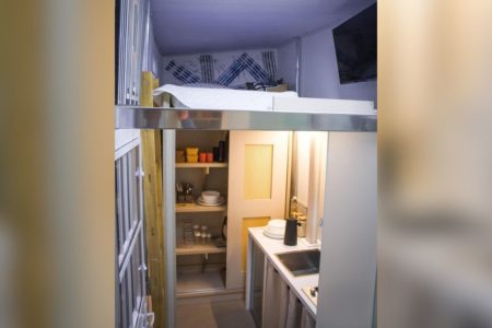 Imagem colorida mostra interior de casa de 7m² reformada e destaque na Casacor - Metrópoles