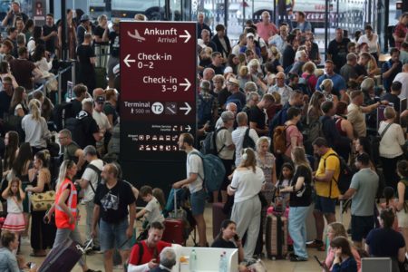 Imagem colorida de saguão de aeroporto tomado por multidão - Metrópoles