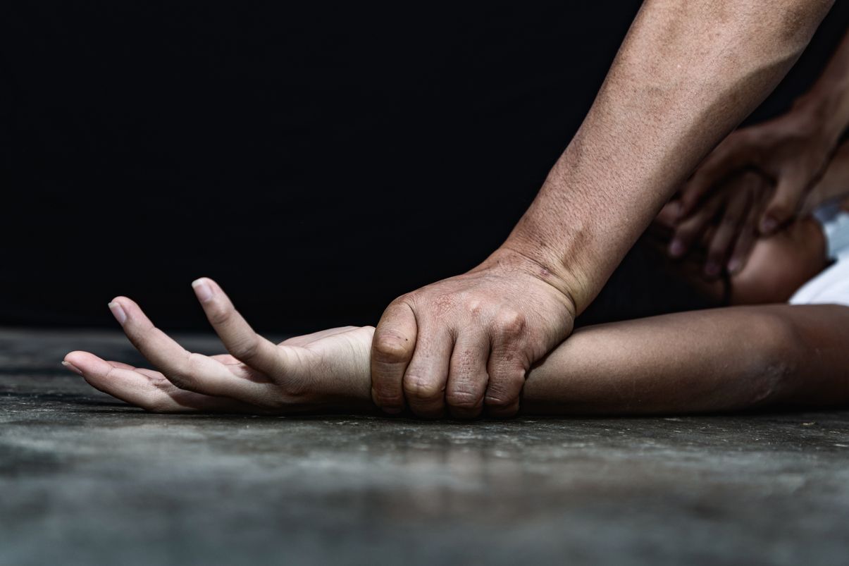 Imagem colorida de homem segurando braço de mulher, simulando violência contra a mulher - Metrópoles