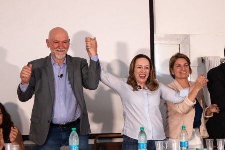 Foto colorida de de Fábio Tokarski (PcdoB), ex-vereador, Adriana Accorsi (PT) - Metrópoles