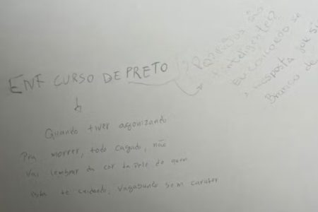Imagem colorida de pichação racista em banheiro da Unesp de Botucatu. Metrópoles