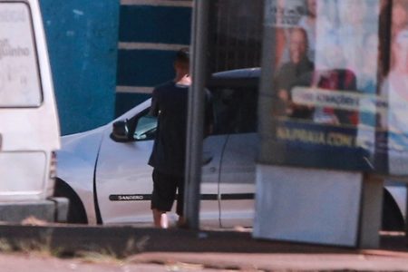 Imagem colorida de jovens vendendo drogas em Ceilândia - Metrópoles