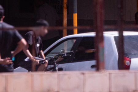 Imagem colorida de jovens vendendo drogas em Ceilândia - Metrópoles