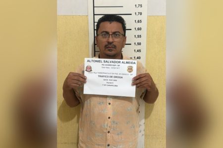 Imagem colorida mostra homem preso suspeito de tentar vender armas furtadas do Exército - Metrópoles