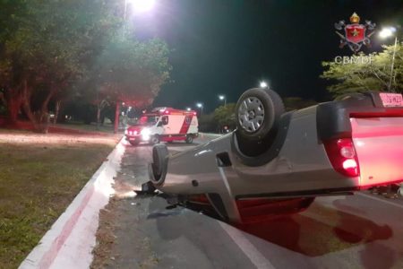 Motorista capota carro no Eixão Sul