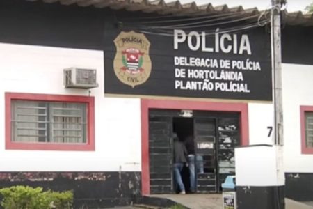 Imagem colorida de fachada de delegacia em que a palavra Polícia aparece pintada em destaque na fachada - Metrópoles