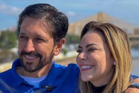 Imagem colorida mostra Ricardo Nunes, homem branco, de cabelo e barba brancos, e Regina Carnovale Nunes, muher branca, de cabelos loiros, em recorte dos ombros para cima - Metrópoles