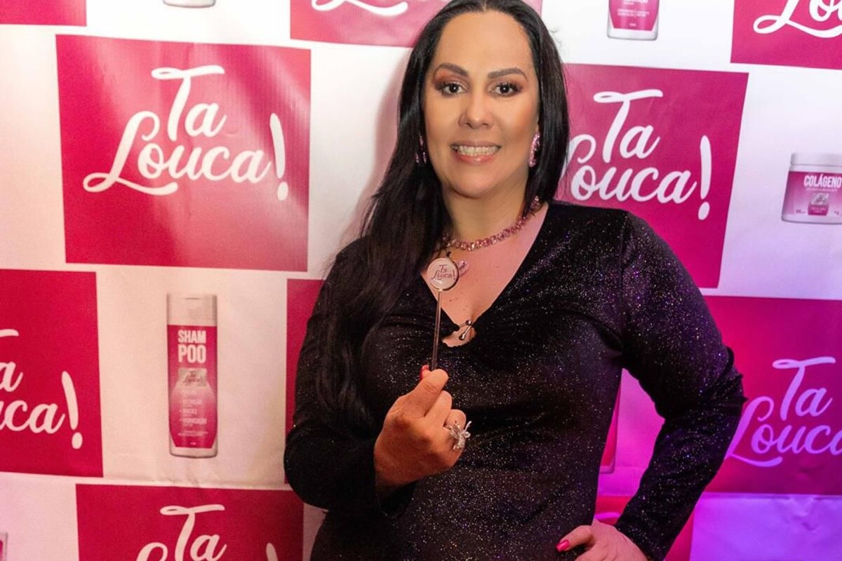 Goretti Stravini posa nos bastidores do lançamento da linha Tá Louca - Metrópoles