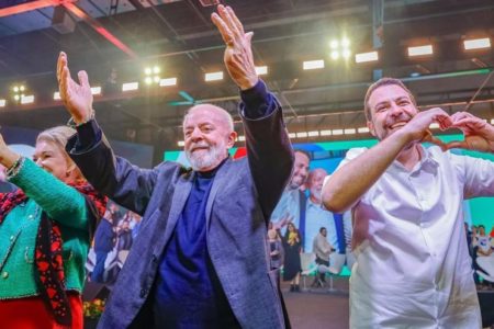 Imagem colorida de Lula e Boulos - Metrópoles