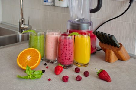 copos com vitaminas de frutas