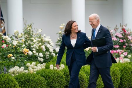 Kamala Harris e Joe Biden caminham em jardim - Metrópoles