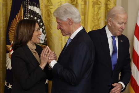 Foto colorida de Bill Clinton com Kamala Harris e Joe Biden - Metrópoles